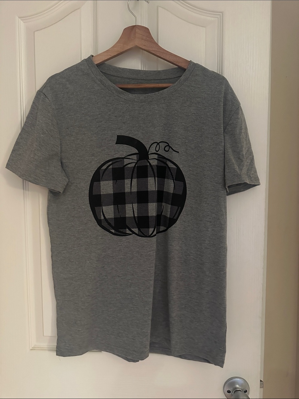 Women's Gray Short-Sleeve Tee with Black Plaid Pumpkin Graphic